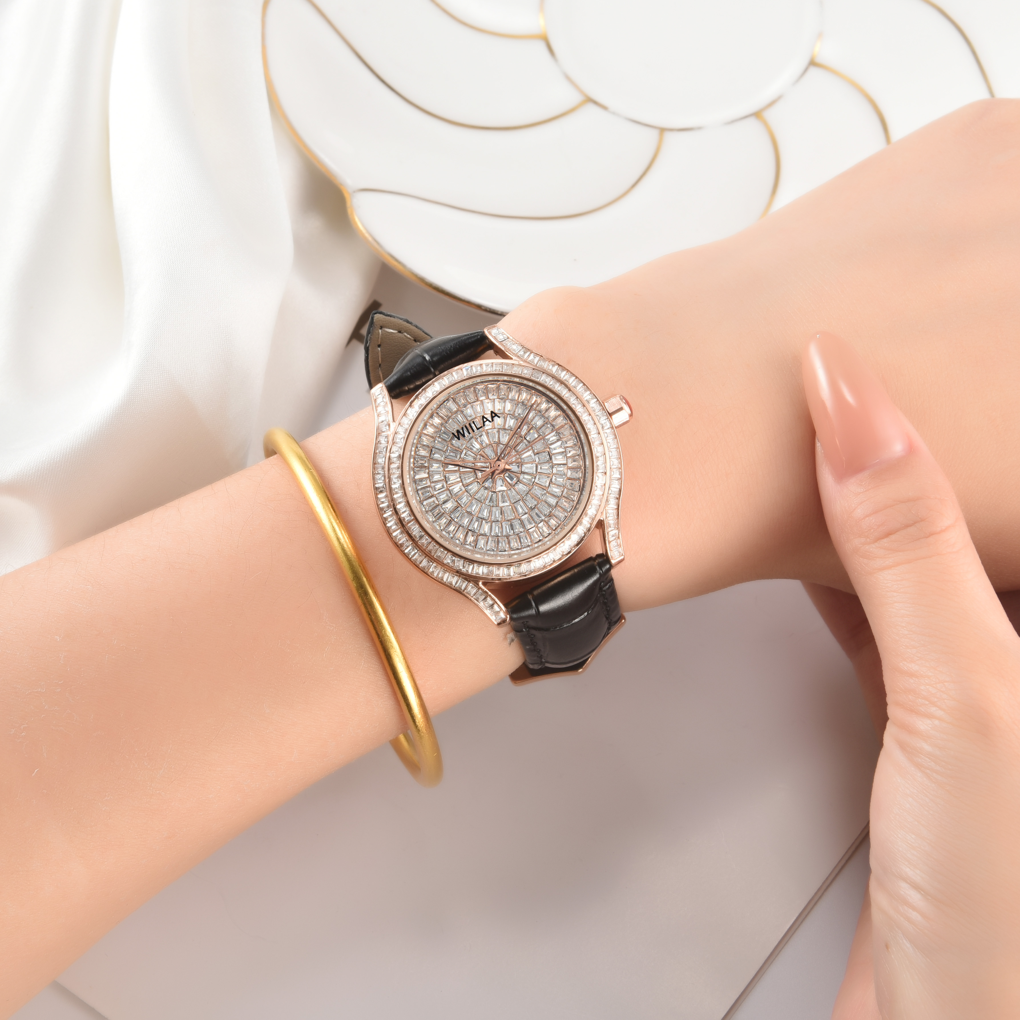 WIILAA Luxury Women's Crystal  - Luxury Watch With Leather Strap 리뷰 및 가격